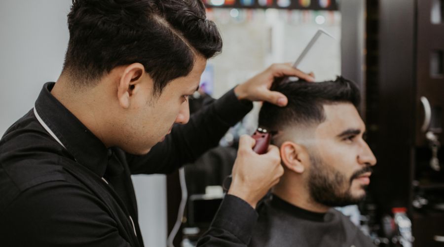  Barber thường sẽ chuyên cắt tóc cho khách bằng các công cụ như kéo và tông đơ